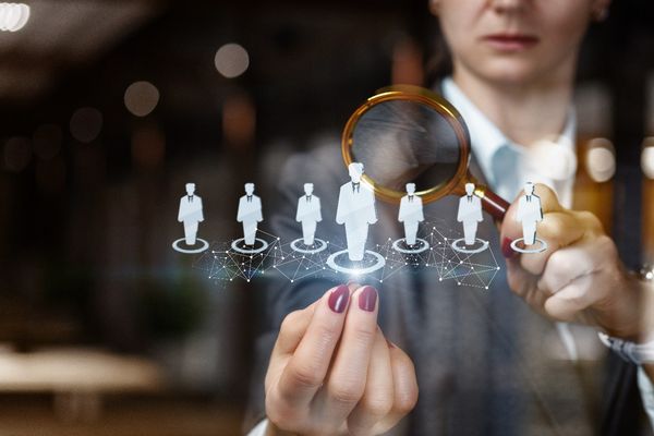 Navigating the Fine Line: Balancing Control Mechanisms for Optimal Performance of High-Performers